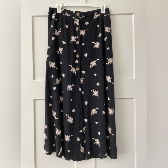 Maxi skirt with button detail - Picture 2 of 4